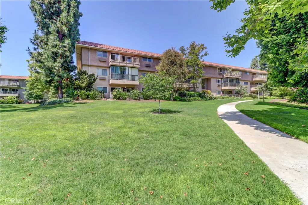 Condominium for rent at 2396 W Via Mariposa W 3H, Laguna Woods, CA featuring 3 beds and 2 baths