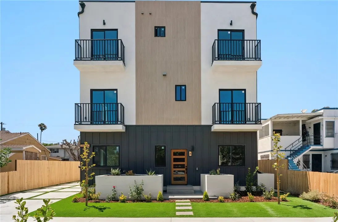 Townhouse for rent at 2637 S Garth 5, Los Angeles, CA featuring 3 beds and 3 baths