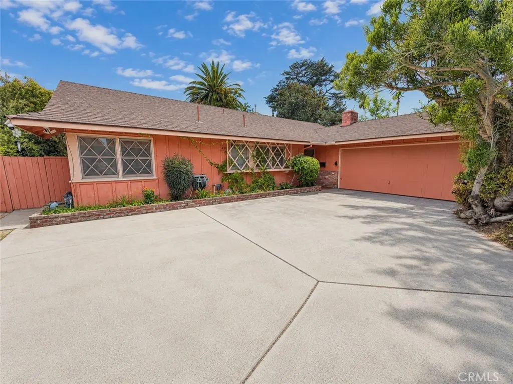Single Family Residence for rent at 108 Barret, Riverside, CA featuring 4 beds and 2 baths