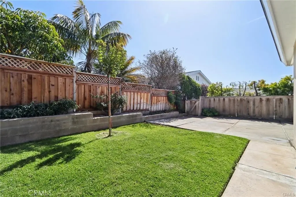 Residential Lease for rent at 429 Morning Canyon, Newport Beach, Orange County, CA featuring 2 beds and 2 baths