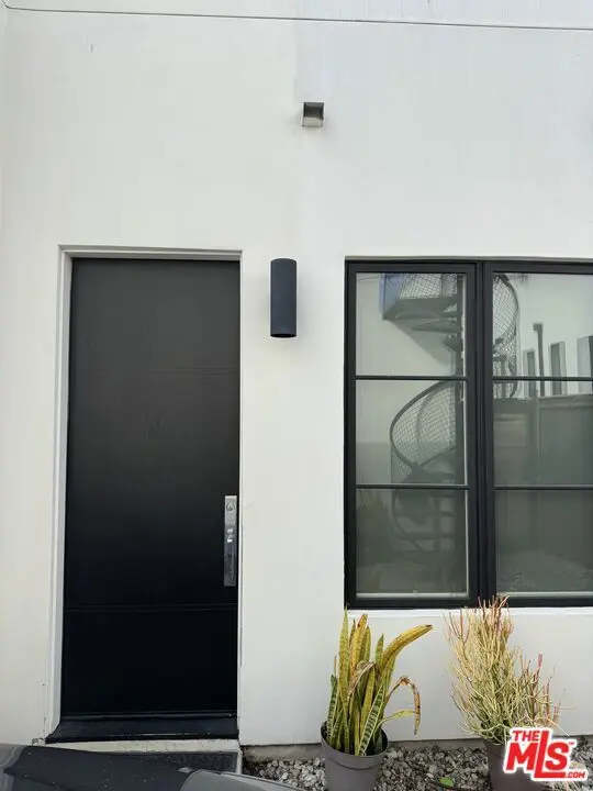 Single Family Residence for rent at 1009 Palms Boulevard, Los Angeles, CA featuring 3 beds and 2 baths