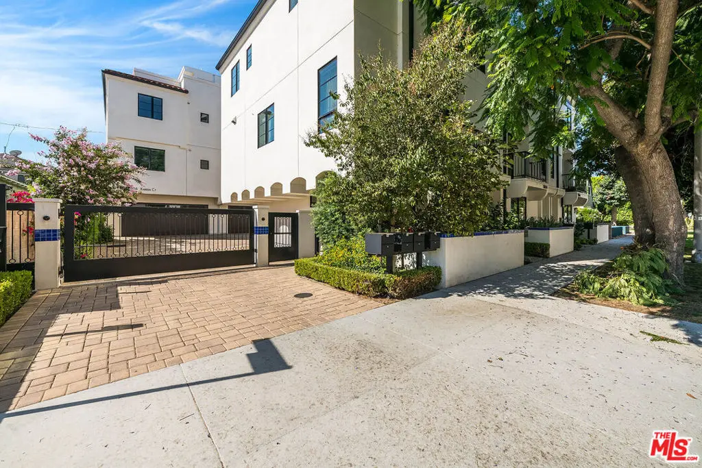 10610 W Kareen Court, Toluca Lake, CA — listing photo 1