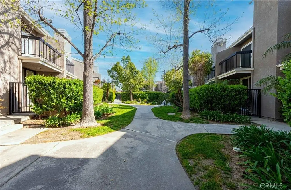 23541 Victory 6, West Hills, CA — listing photo 1