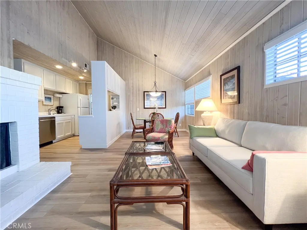 Residential Lease for rent at 315 1/2 Diamond Avenue, Newport Beach, Orange County, CA featuring 2 beds and 2 baths