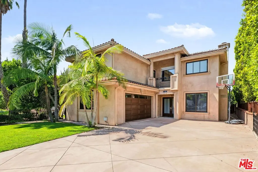 Single Family Residence for rent at 419 N Laurel Avenue, Los Angeles, CA featuring 6 beds and 6 baths
