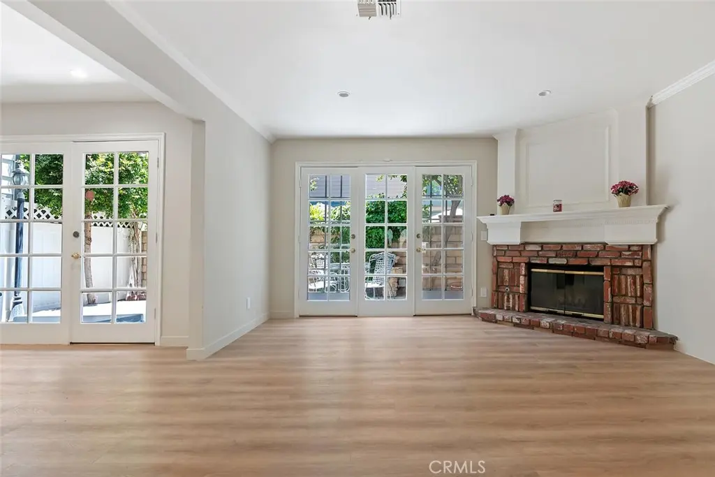 18850 Hatteras 5, Tarzana, CA — listing photo 1