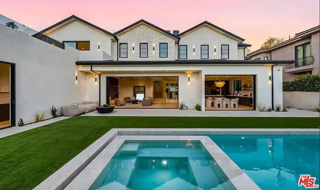 Single Family Residence for rent at 4900 Valjean Avenue, Los Angeles, CA featuring 6 beds and 7 baths