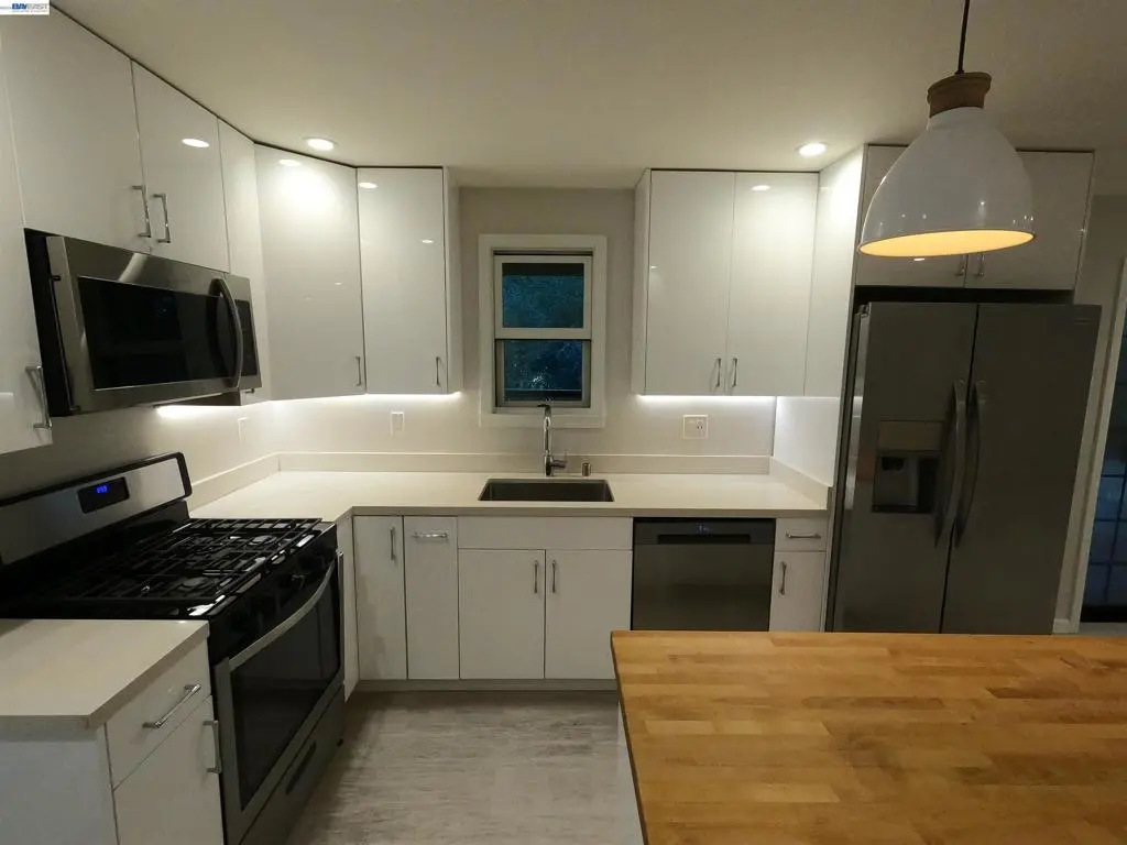 Residential Lease for rent at 29 Bell Waver Way, Oakland, Alameda County, CA featuring 2 beds and 1 bath