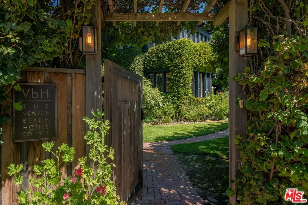 Single Family Residence for sale at 15 30th Avenue, Los Angeles, CA featuring 9 beds and 7 baths