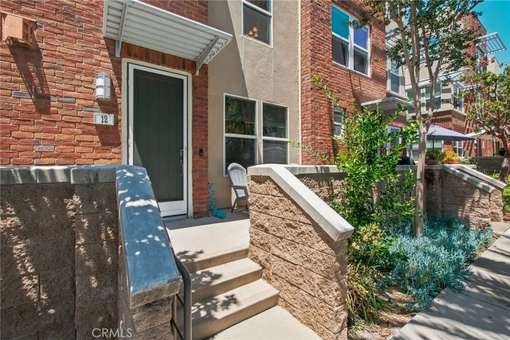 Townhouse for rent at 12 Midtown, Aliso Viejo, CA featuring 2 beds and 3 baths