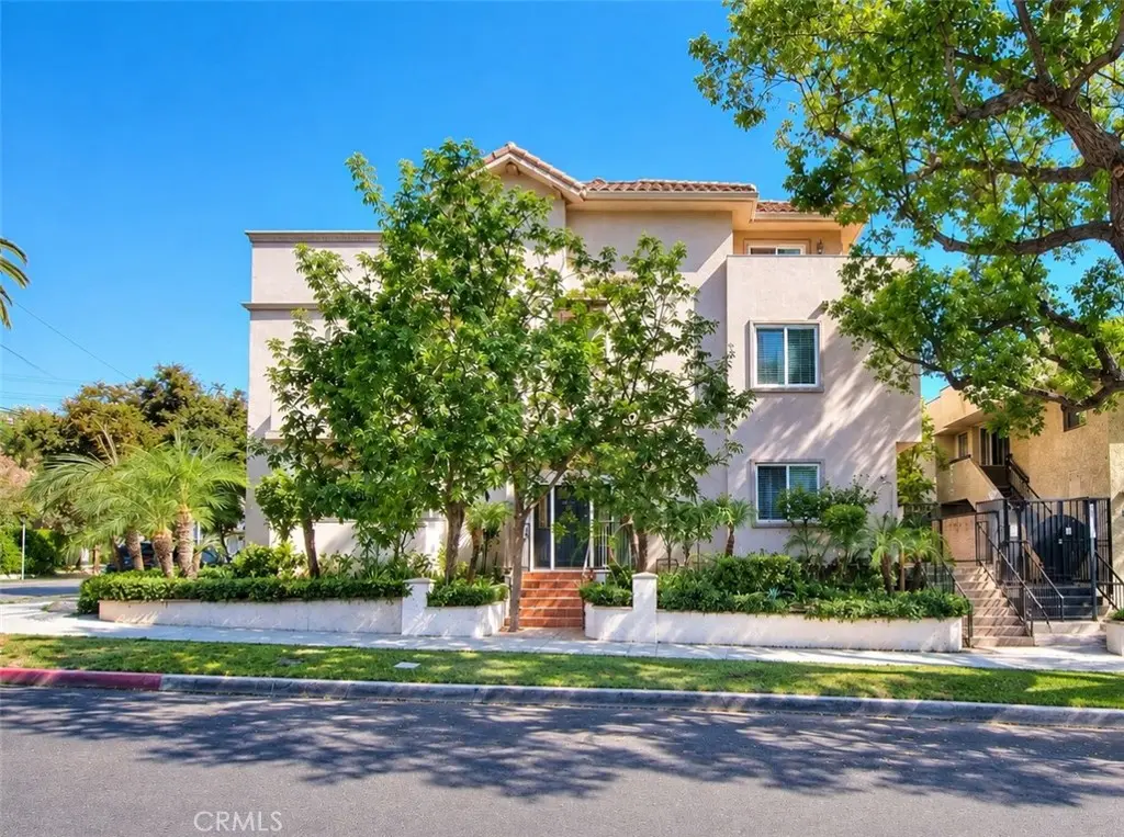572 E San Jose Avenue 104, Burbank, CA — listing photo 1