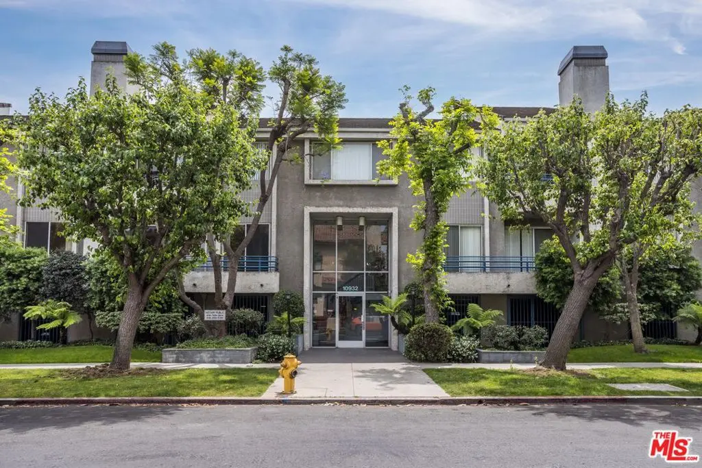 Condominium for rent at 10932 Morrison Street 101, Los Angeles, CA featuring 2 beds and 2 baths
