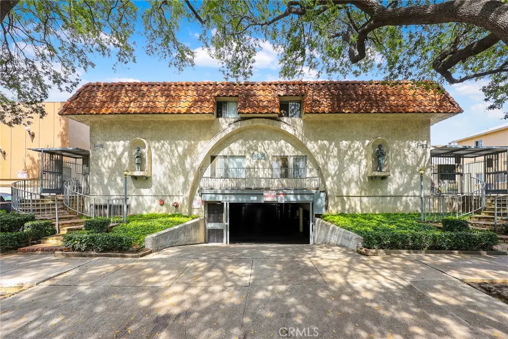Townhouse for rent at 333 Riverdale Drive 14, Glendale, CA featuring 2 beds and 2 baths