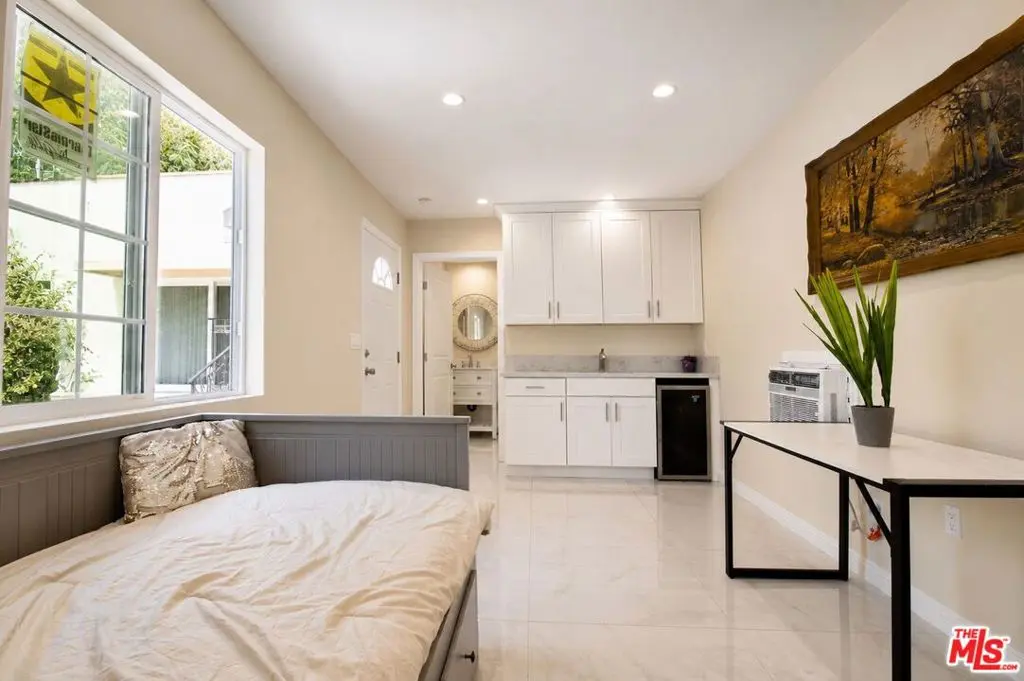Residential Lease for rent at 487 S Sherbourne Drive #1, Los Angeles, CA and 1 bath
