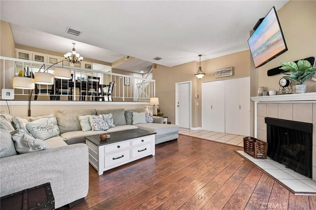 18360 Collins Street L, Tarzana, CA — listing photo 1