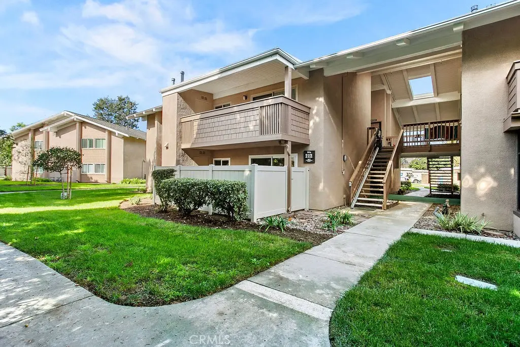 8877 Lauderdale Court 212B, Huntington Beach, CA — listing photo 1