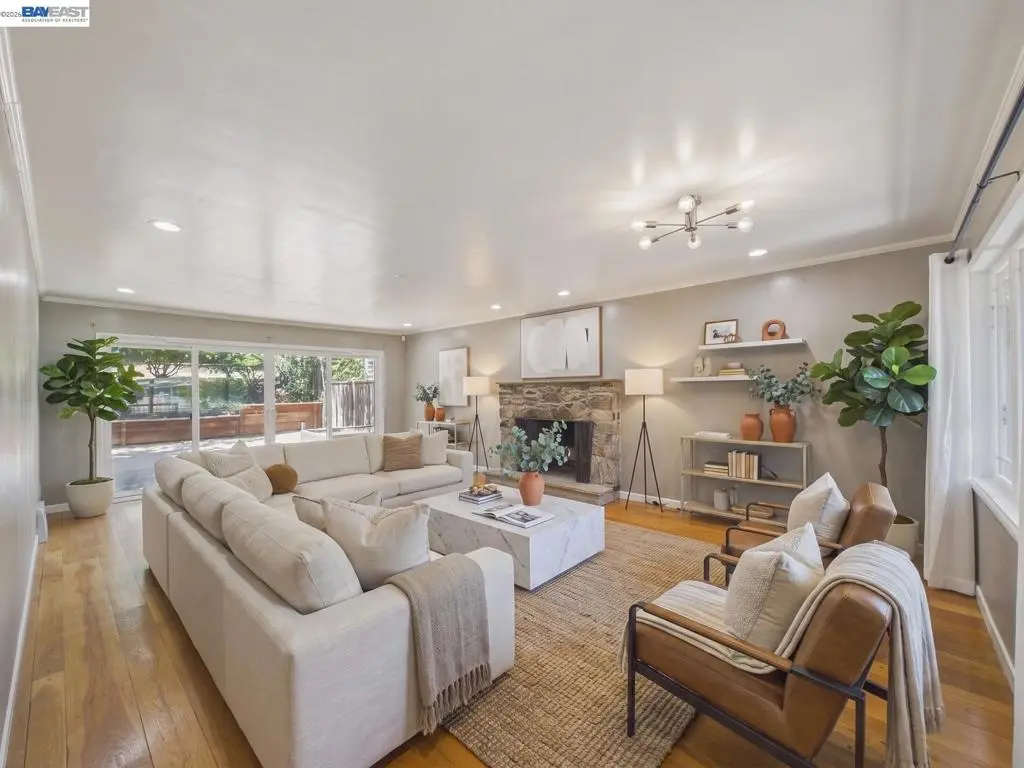 Single Family Residence for sale at 4015 Rusting Ave, Oakland, CA featuring 2 beds and 1 bath