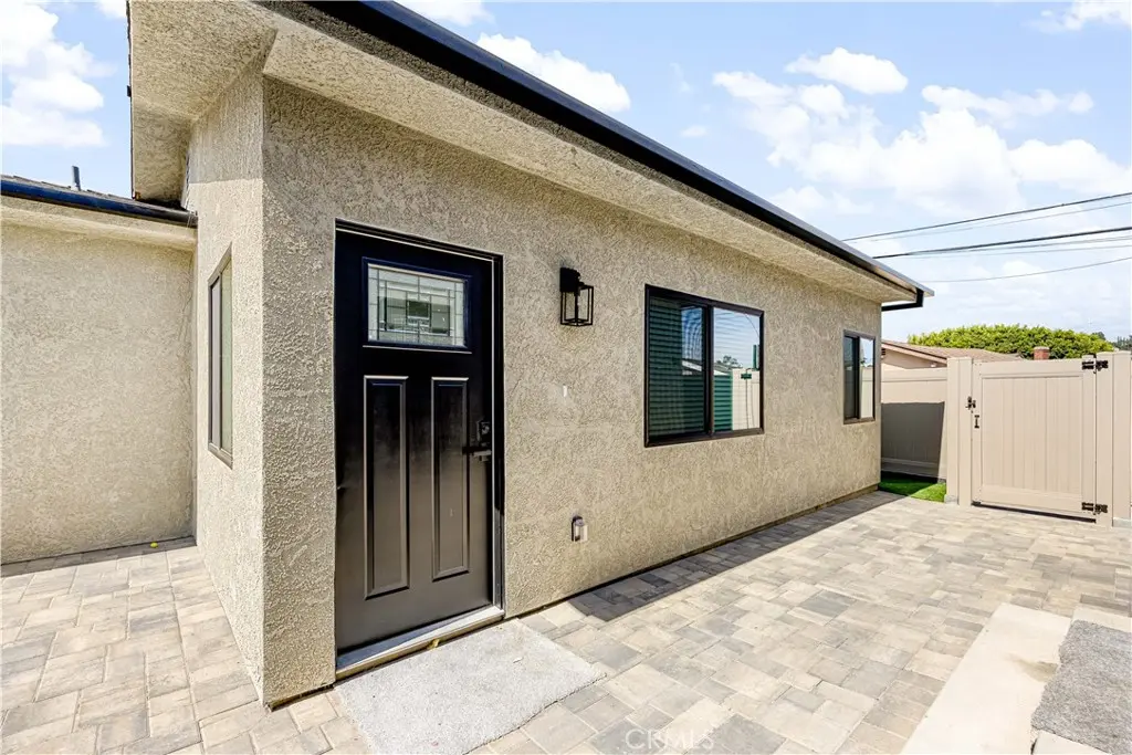 Quadruplex for rent at 4042 Somers, Los Angeles, CA featuring 2 beds and 2 baths