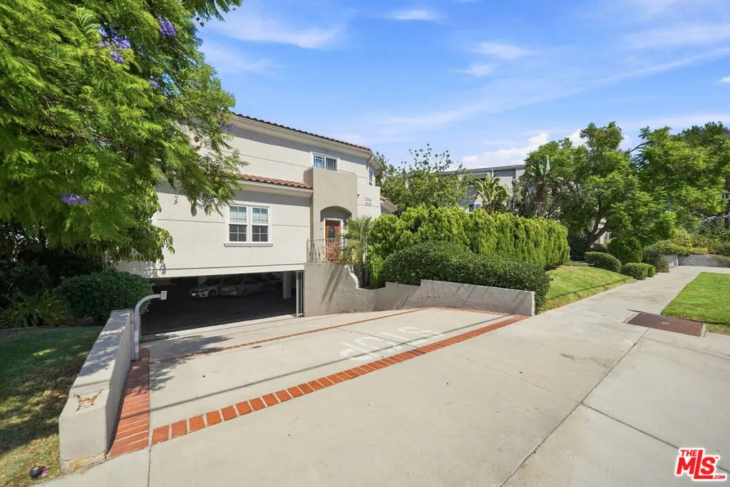 2743 Montrose Avenue 108, Montrose, CA — listing photo 1