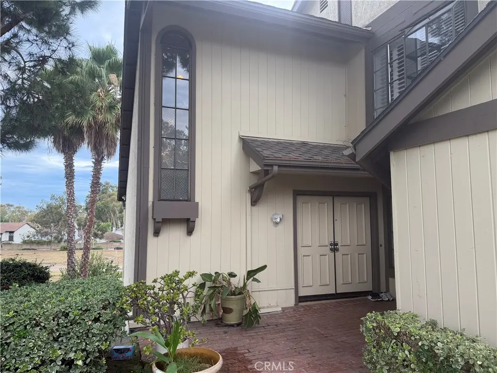 Townhouse for rent at 2310 Applewood, Fullerton, CA featuring 3 beds and 3 baths