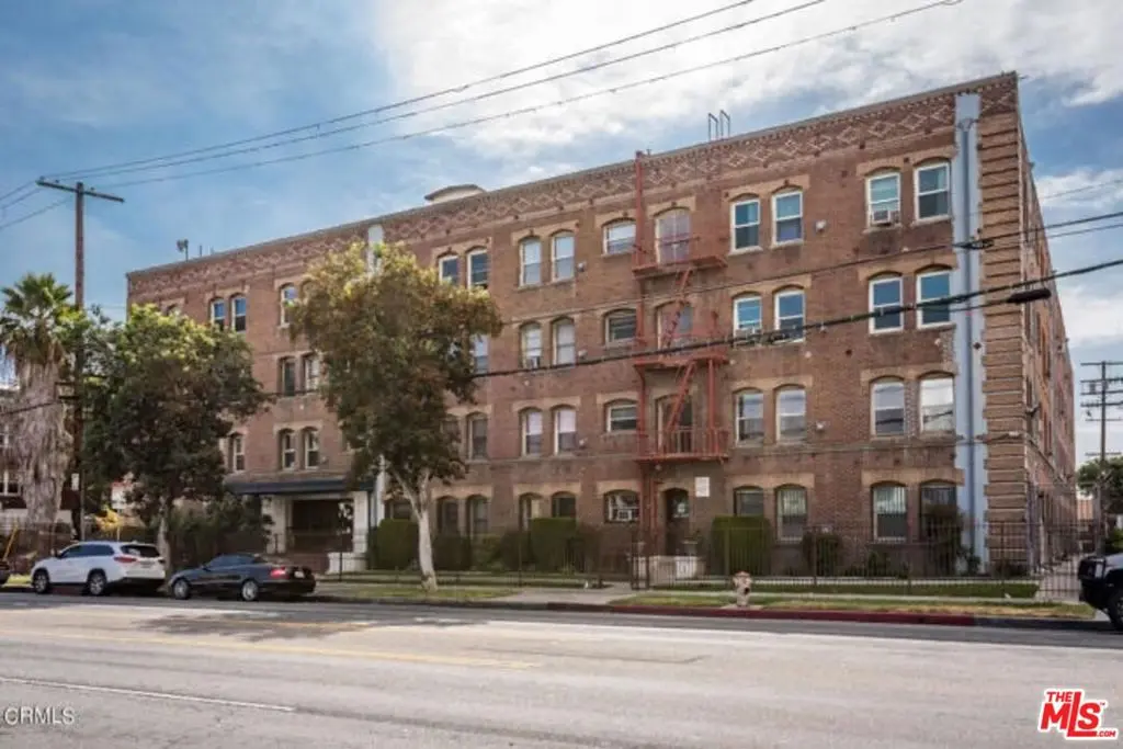 Condominium for rent at 4125 S Figueroa Street 402, Los Angeles, CA featuring 1 bed and 1 bath