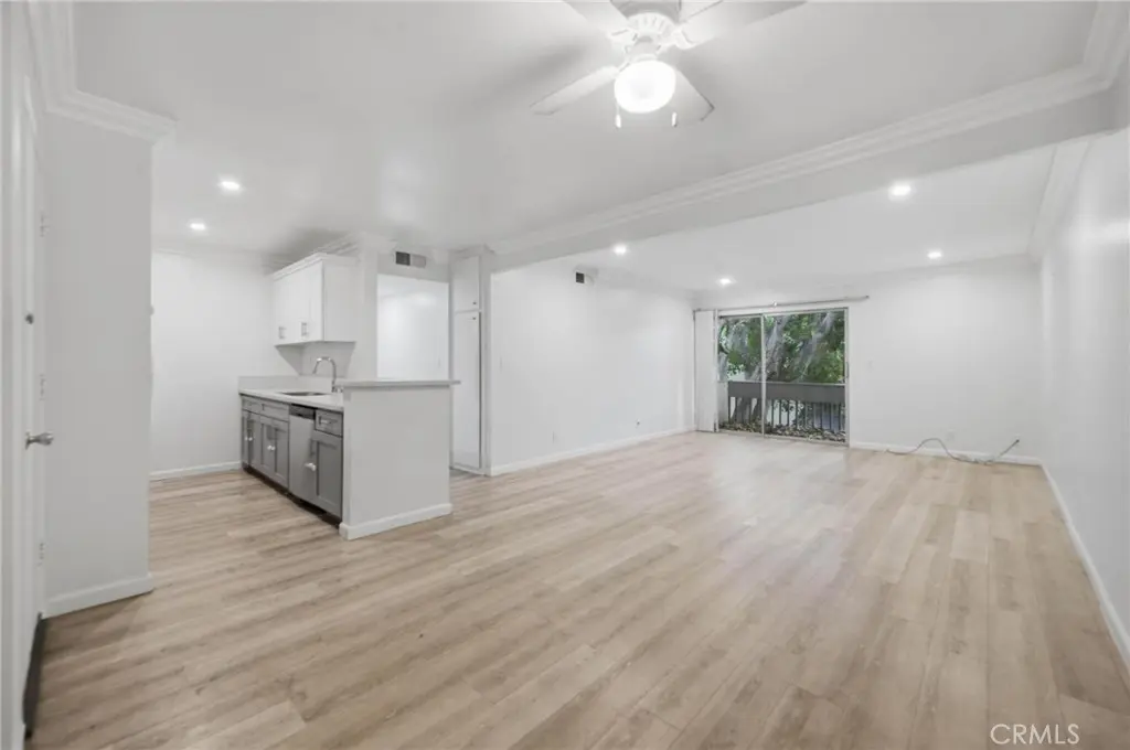 18620 Hatteras Street 206, Tarzana, CA — listing photo 1