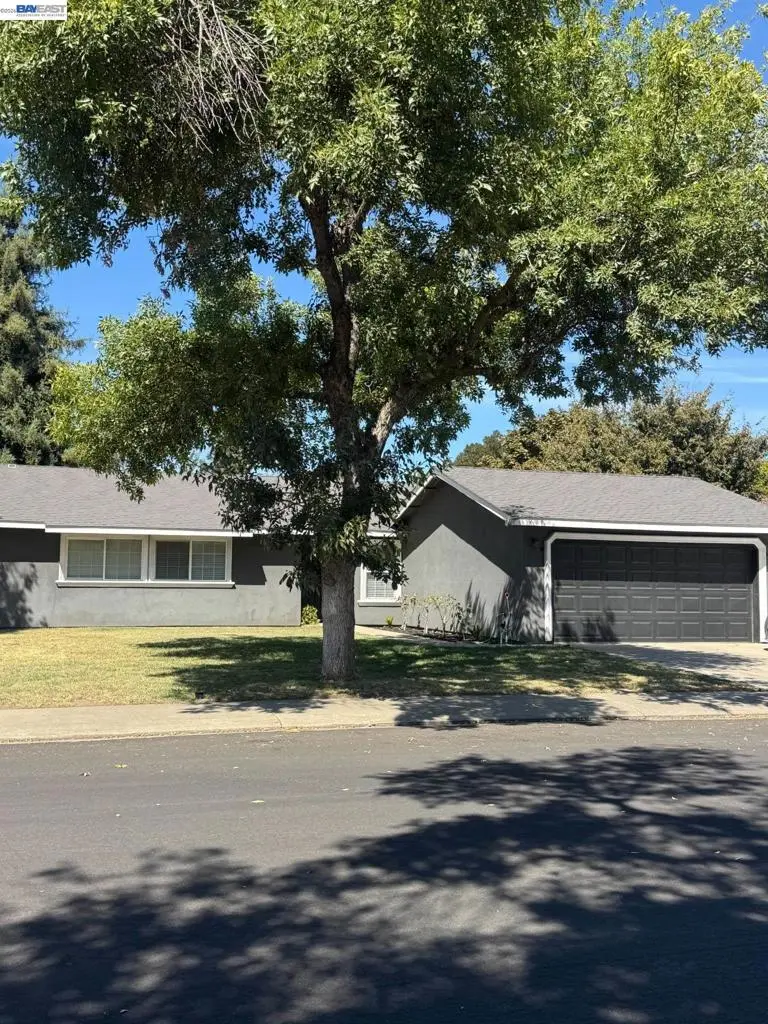 Single Family Residence for sale at 2713 Finlandia Ave, Modesto, CA featuring 3 beds and 2 baths