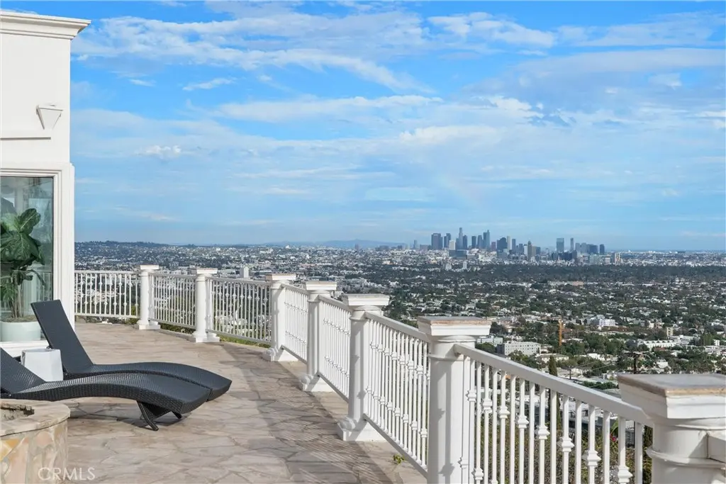 Single Family Residence for rent at 8527 Hedges Way, Los Angeles, CA featuring 6 beds and 6 baths