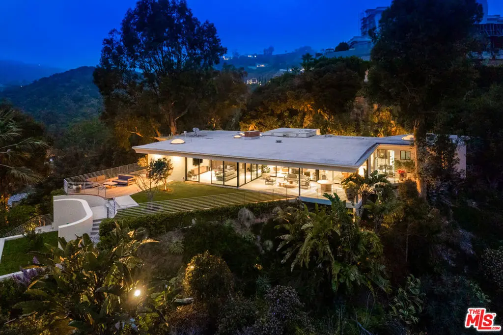 Single Family Residence for rent at 10556 Fontenelle Way, Los Angeles, CA featuring 5 beds and 5 baths