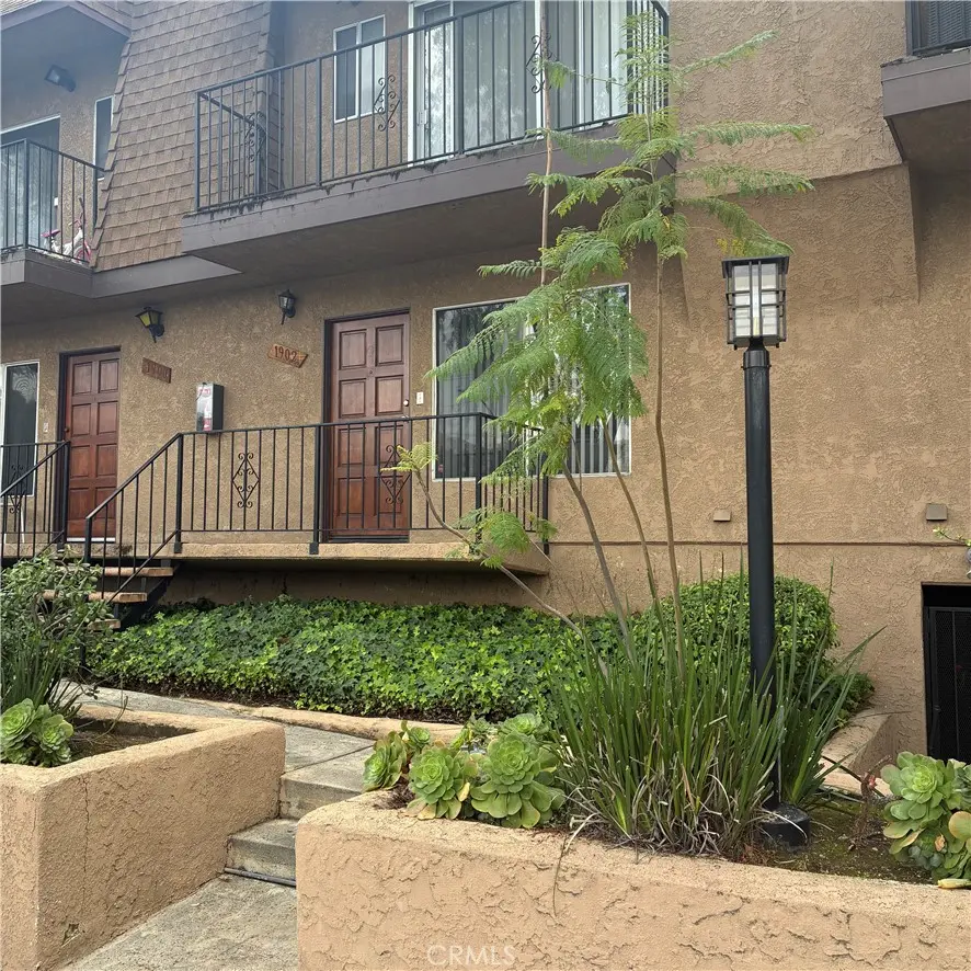 Condominium for sale at 1902 W Victory, Burbank, CA featuring 2 beds and 3 baths