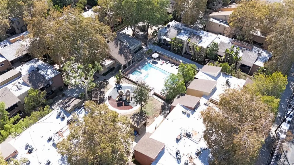 18350 Hatteras 206, Tarzana, CA — listing photo 1