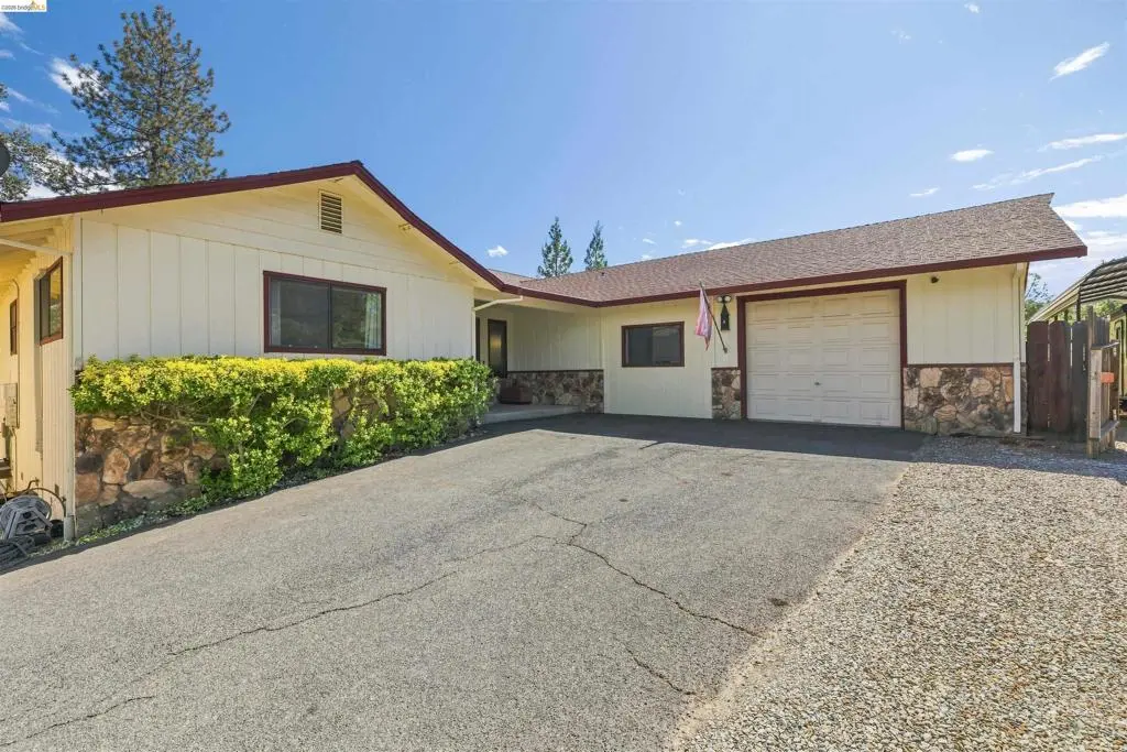 Single Family Residence for sale at 1240 Suzanne Dr, Angels Camp, CA featuring 4 beds and 3 baths