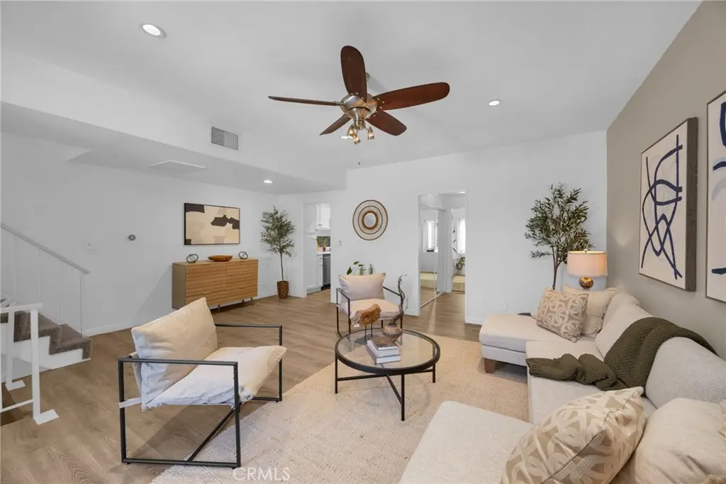 6540 Hayvenhurst Avenue 35, Lake Balboa, CA — listing photo 1