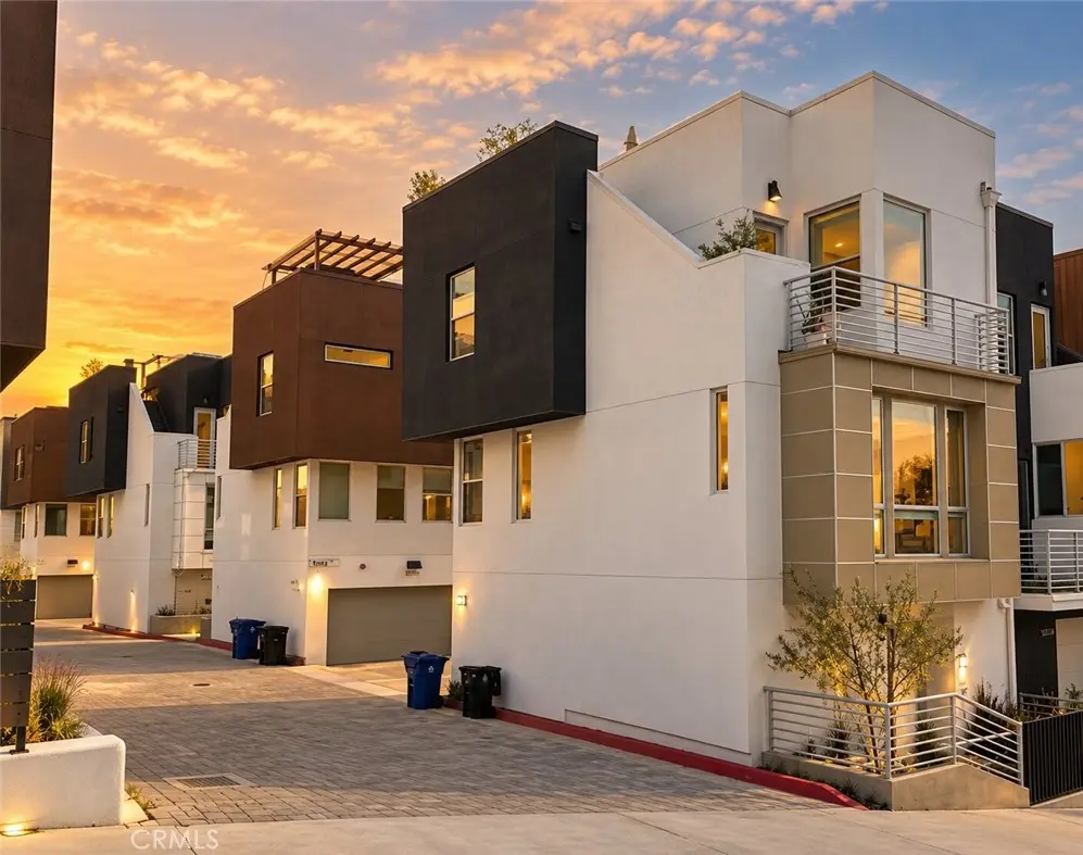 Single Family Residence for rent at 2207 Selig, Los Angeles, CA featuring 2 beds and 3 baths