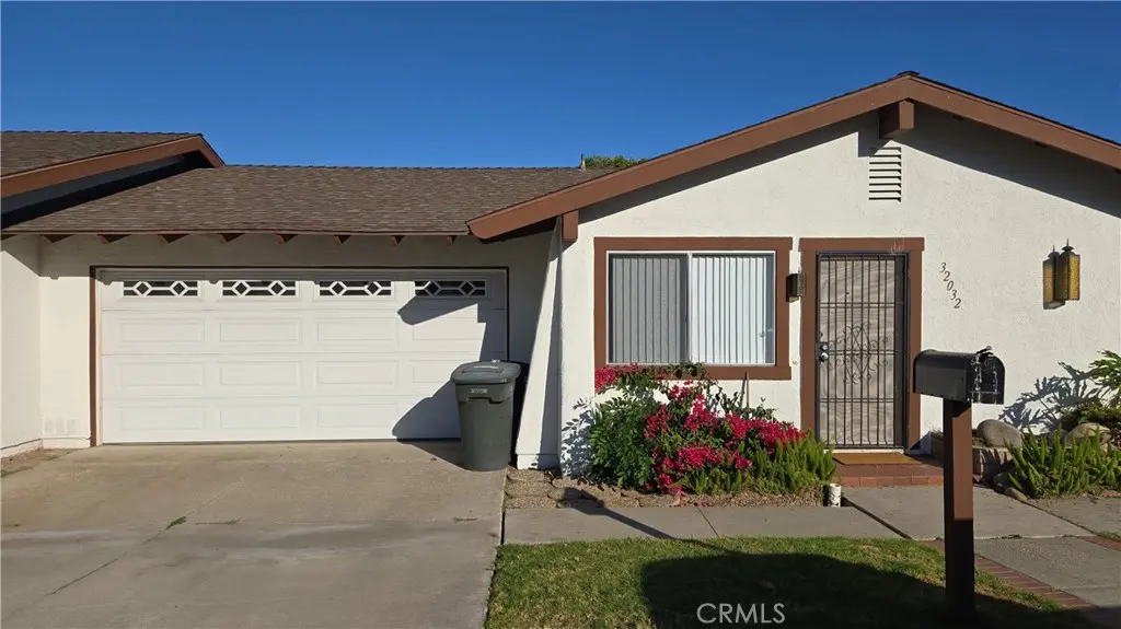 Townhouse for rent at 32032 Via De Aguila, San Juan Capistrano, CA featuring 2 beds and 2 baths
