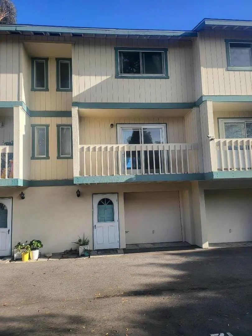 Residential Lease for rent at 420 Dela Vina Avenue 11, Monterey, Monterey County, CA featuring 2 beds and 2 baths