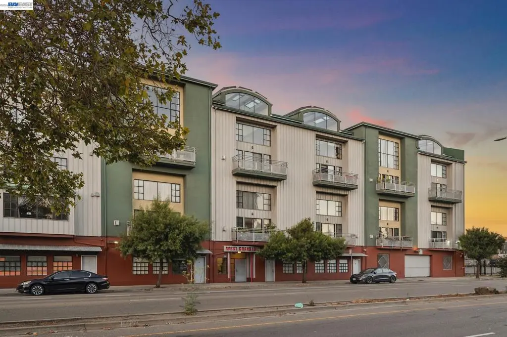 Condominium for sale at 850 W GRAND AVE 14, Oakland, CA featuring 1 bed and 2 baths