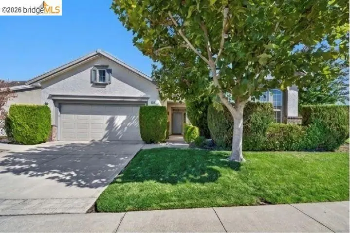 Single Family Residence for sale at 2021 Kent Dr, Brentwood, CA featuring 2 beds and 3 baths