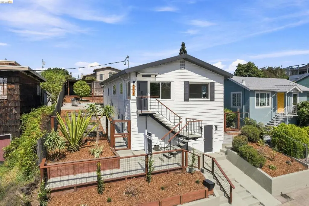 Single Family Residence for sale at 3701 Green Acre Rd, Oakland, CA featuring 4 beds and 3 baths