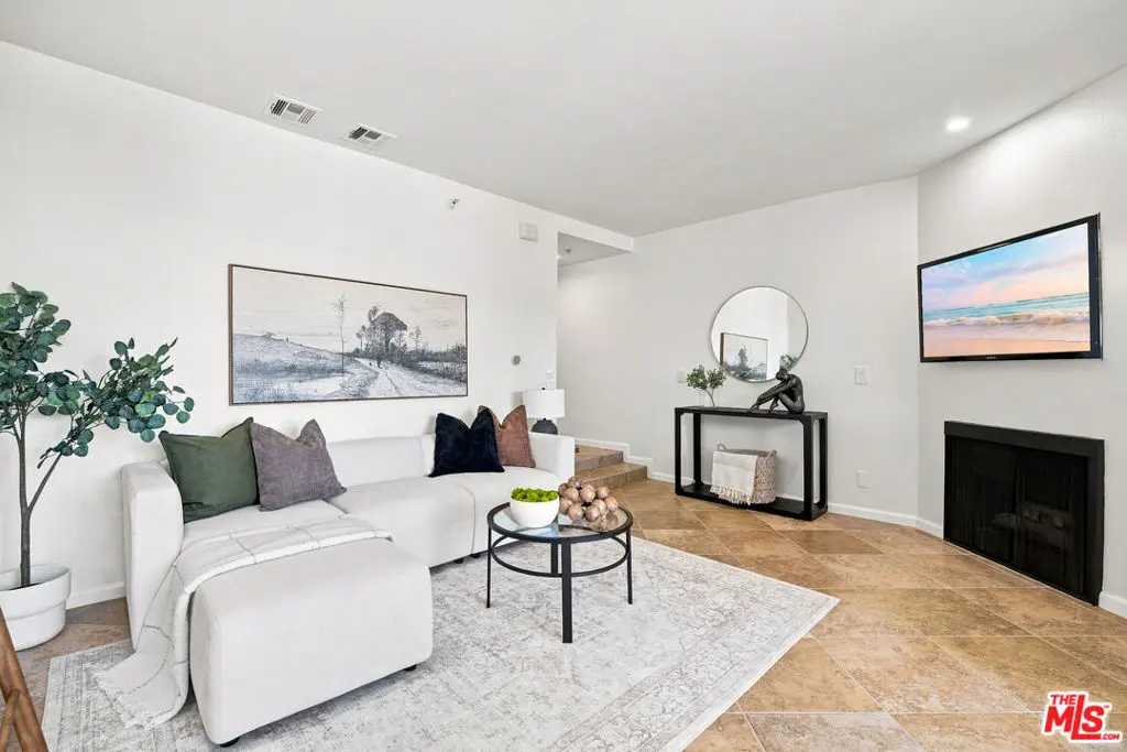 Condominium for sale at 7320 Hawthorn Avenue 425, Los Angeles, CA featuring 1 bed and 1 bath