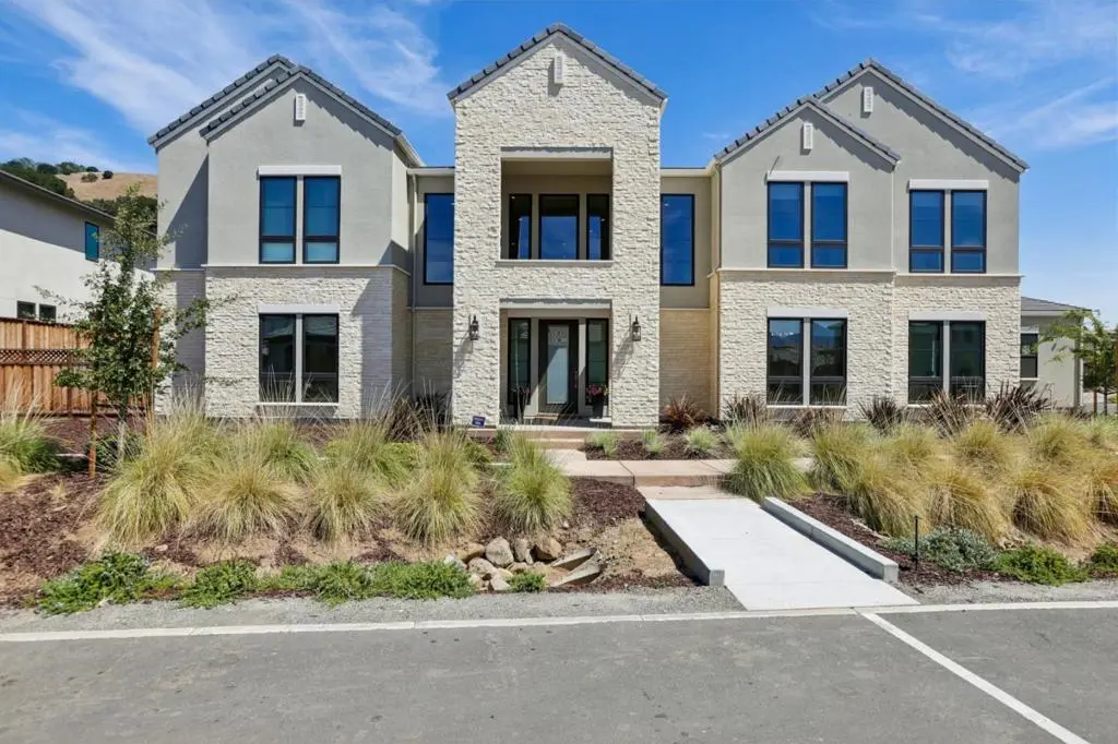 Residential Lease for rent at , Morgan Hill, CA featuring 5 beds and 5 baths