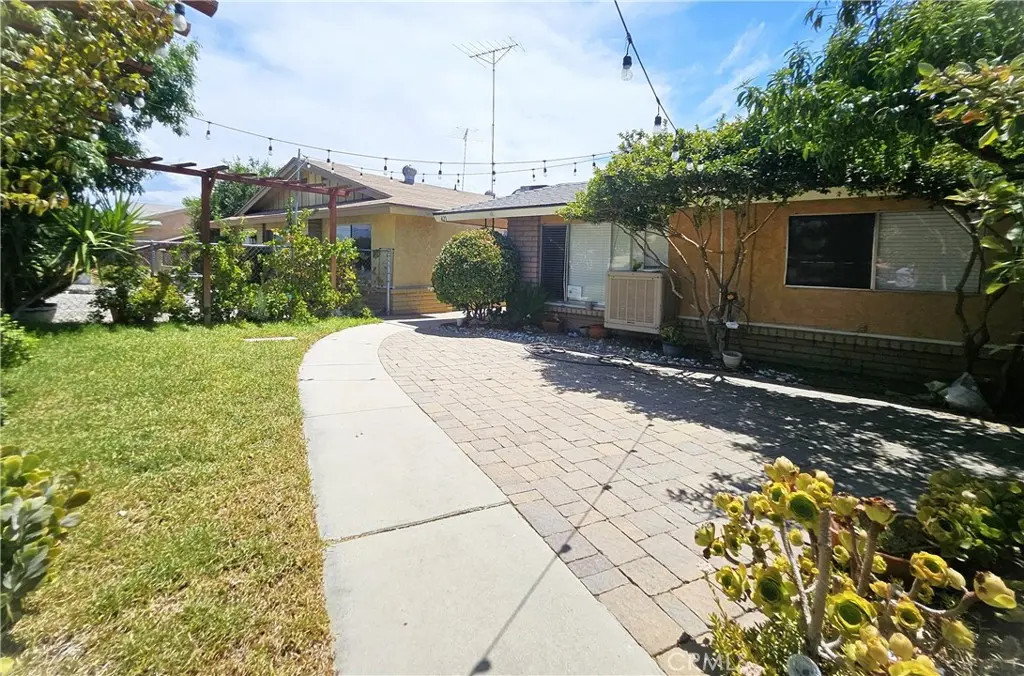 Single Family Residence for rent at 421 E E Stetson Avenue, Hemet, CA featuring 2 beds and 2 baths