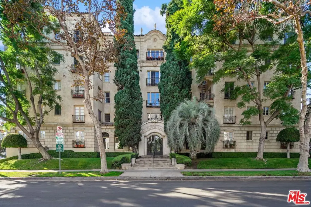 Condominium for sale at 109 N Sycamore Avenue 204, Los Angeles, CA featuring 1 bed and 1 bath