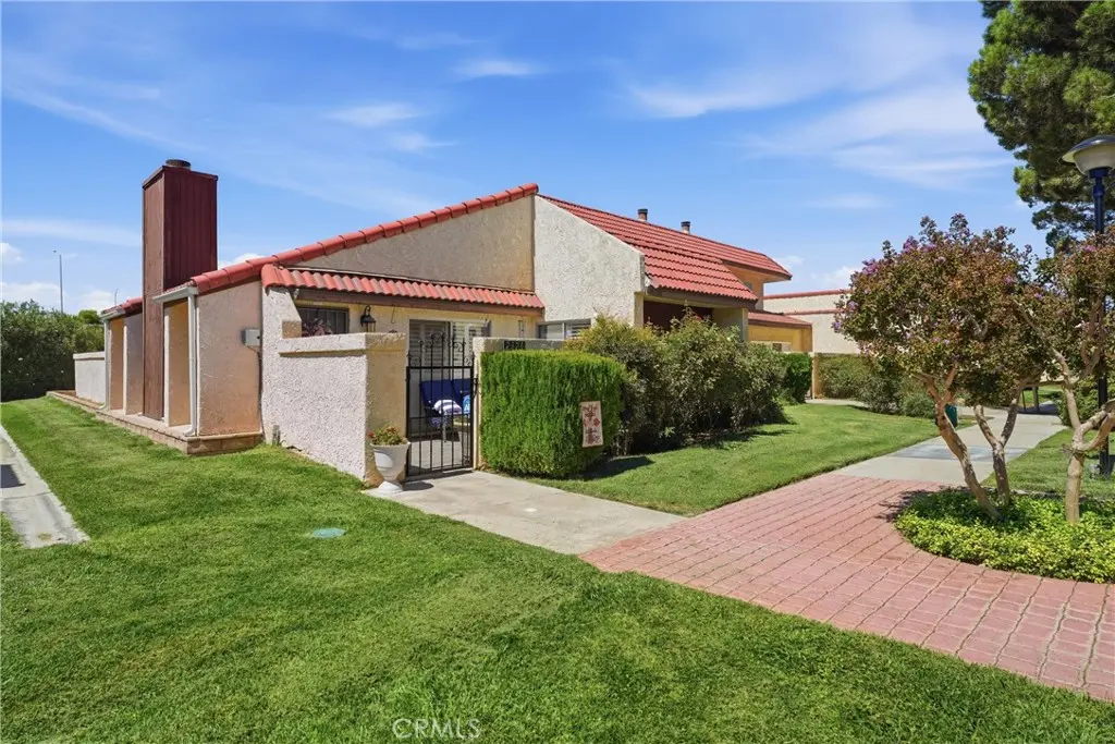 2124 El Domingo Circle 13, Lancaster, CA — listing photo 1