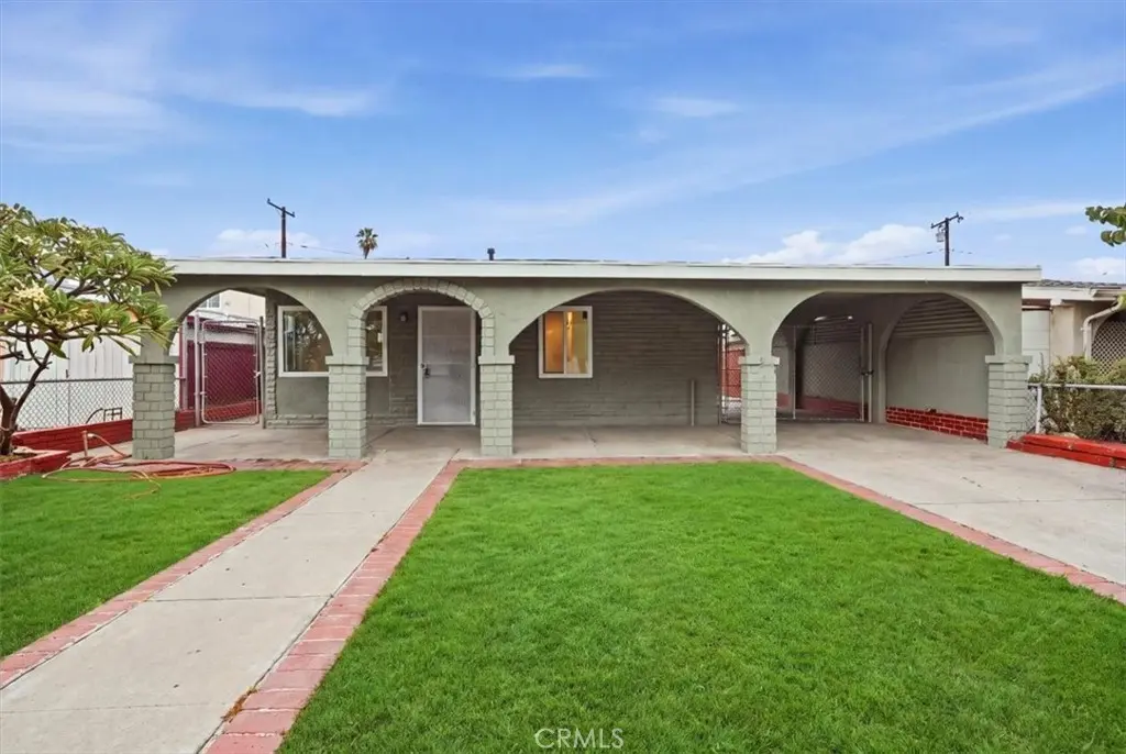 Triplex for sale at 2470 Webster, Long Beach, CA