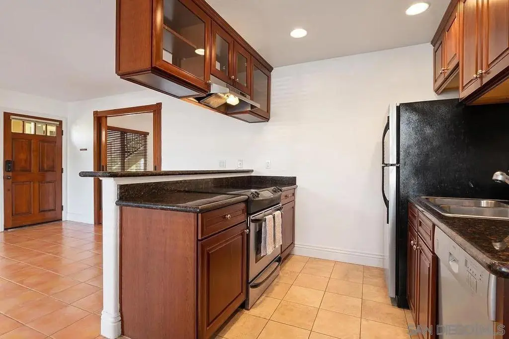 Residential Lease for rent at 8430 Via Mallorca 107, La Jolla, CA featuring 1 bed and 1 bath