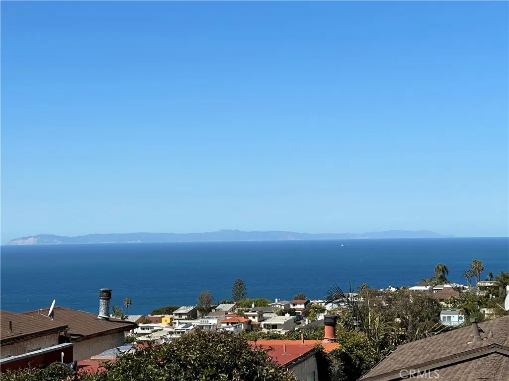 Single Family Residence for rent at 1064 Santa Ana, Laguna Beach, CA featuring 2 beds and 2 baths