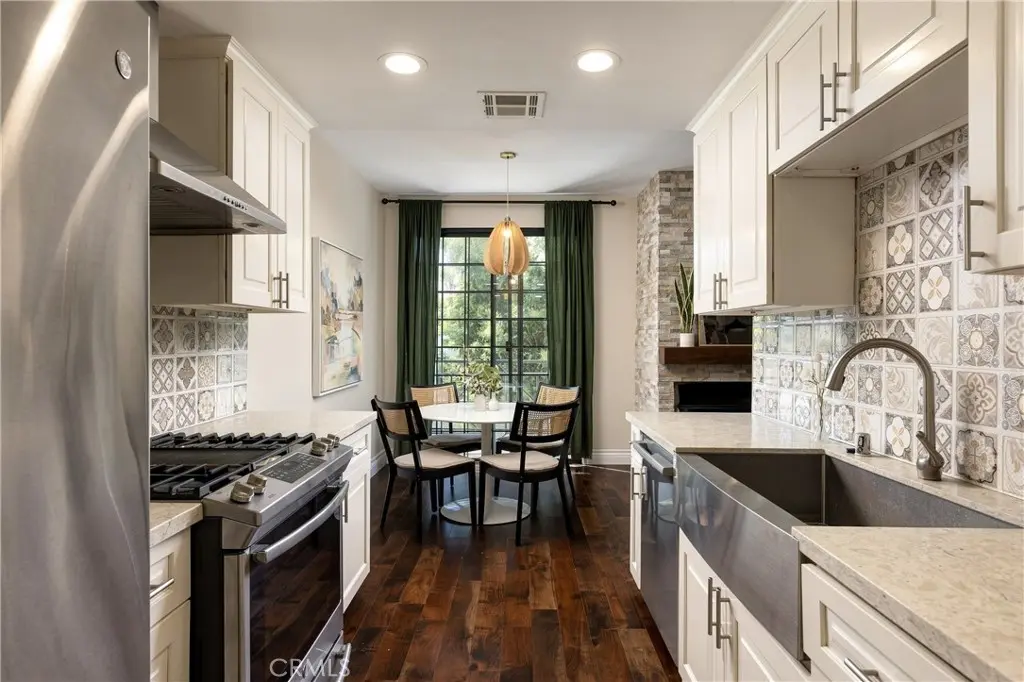 Condominium for sale at 860 S Lucerne 103, Los Angeles, CA featuring 2 beds and 2 baths