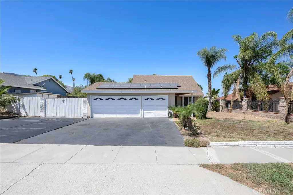 Single Family Residence for rent at 1604 Avenida Del Vista, Corona, CA featuring 4 beds and 2 baths