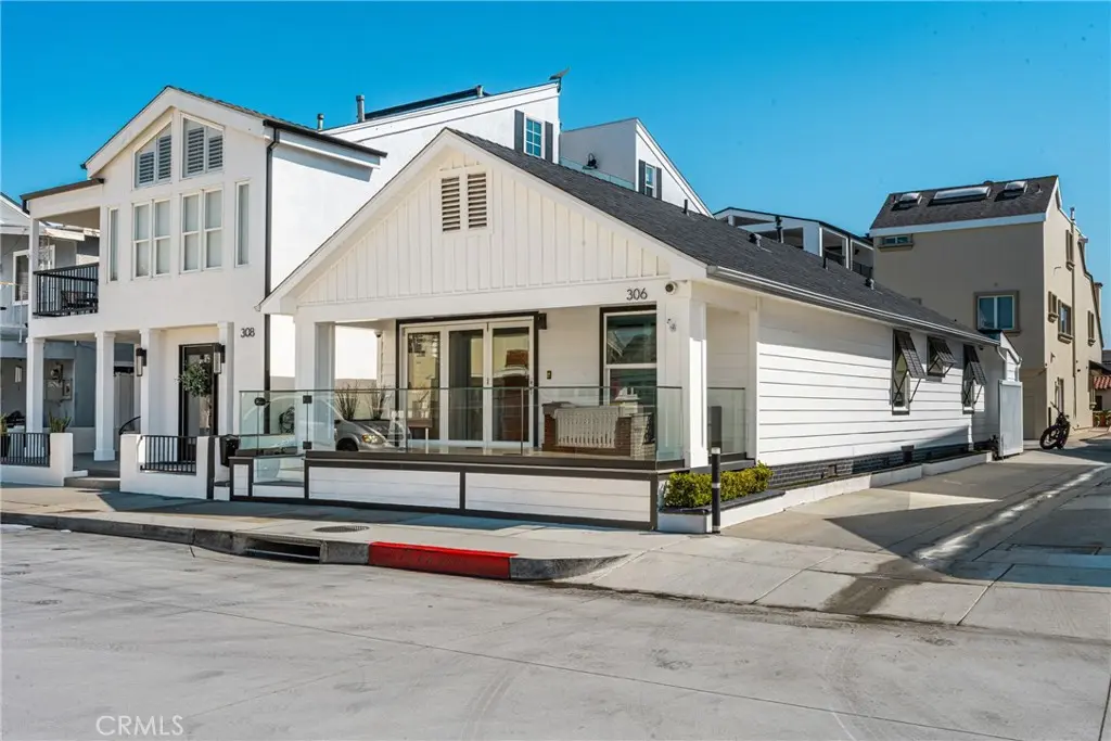 Single Family Residence for rent at 306 Alvarado, Newport Beach, CA featuring 3 beds and 2 baths